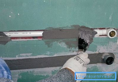 Fotoğrafta, alçıpan yapımında boru döşenmesi Fotoğrafta, alçıpan yapımında boru döşenmesi