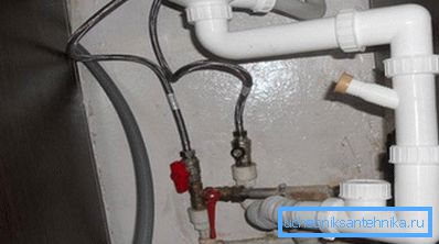 Fotoğrafta - kesme vanaları, tüm su tedarik sistemini kapatmadan kurulum yapılmasına izin verir. Fotoğrafta - kesme vanaları, tüm su tedarik sistemini kapatmadan kurulum yapılmasına izin verir.