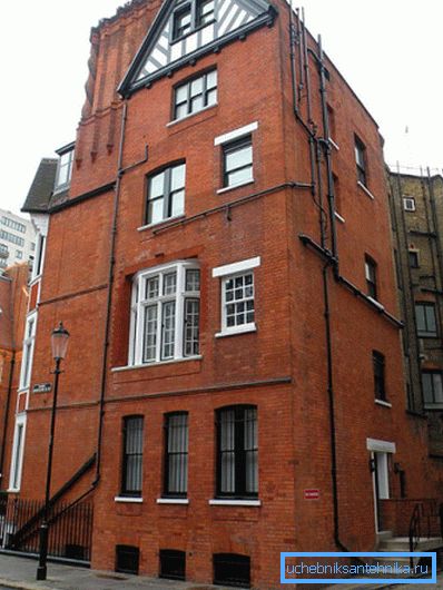 Fotoğrafta - Londra'da bir bina. Yeniden yapılanma sırasında, kanalizasyon sistemi cepheye serildi. Fotoğrafta - Londra'da bir bina. Yeniden yapılanma sırasında, kanalizasyon sistemi cepheye serildi.