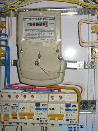 Her devre, fotoğrafta gösterildiği gibi kendi makinesini kurmalıdır. Her devre, fotoğrafta gösterildiği gibi kendi makinesini kurmalıdır.