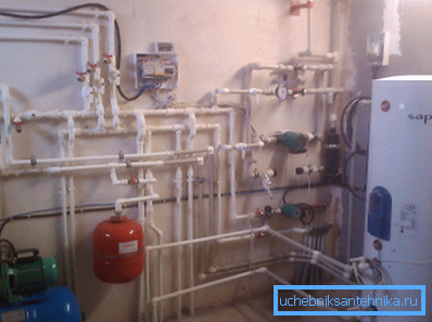 İlk bakışta, böyle bir sistem, geleneksel bir elektrikli ısıtıcı veya gazlı kazanı olan tasarımlara çok benzer. İlk bakışta, böyle bir sistem, geleneksel bir elektrikli ısıtıcı veya gazlı kazanı olan tasarımlara çok benzer.