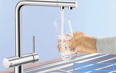 Şekil, iki delikli bir içme musluğuna sahip bir mutfak musluğunu göstermektedir.