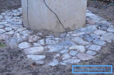 Üçüncü olarak - taşı beton kütleye yerleştirdik, fotoğrafta - işin sonucu, beton sertleştiğinde Üçüncü olarak - taşı beton kütleye yerleştirdik, fotoğrafta - işin sonucu, beton sertleştiğinde