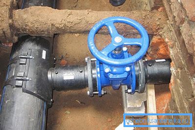 2782 Büyük çaplı HDPE boru üzerine metal bir vana monte edilmiştir.