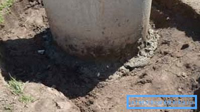 İkinci aşamada - kuyu oluşturan halkalar ile toprağın arayüz alanını somut olarak betonla kaplıyoruz. İkinci aşamada - kuyu oluşturan halkalar ile toprağın arayüz alanını somut olarak betonla kaplıyoruz.