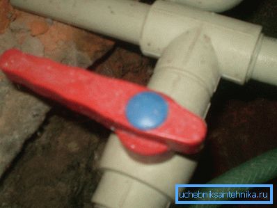 Plastik bir musluğun güvenilir şekilde kapatılmış bağlantıları Plastik bir musluğun güvenilir şekilde kapatılmış bağlantıları