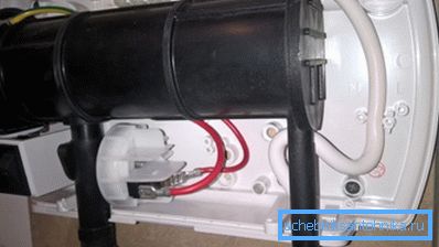 Isıtıcı, bir alçı levha ile kontrplak alt tabakaya vidalarla çekilir. Isıtıcı, bir alçı levha ile kontrplak alt tabakaya vidalarla çekilir.