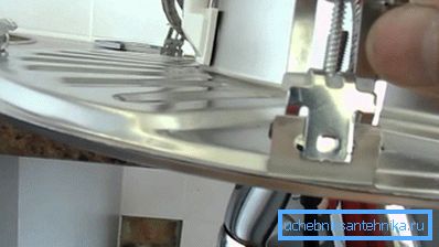 Montaj kulaklarını veya olukları buluruz.