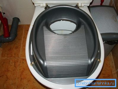 Farklı boyutlarda delikli daireler ile tuvalet kediler için kapak Farklı boyutlarda delikli daireler ile tuvalet kediler için kapak