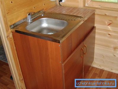 Sunta ile paslanmaz lavabo üzerine yerleştirilmiş Sunta ile paslanmaz lavabo üzerine yerleştirilmiş