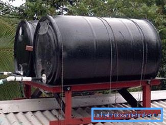 Evin çatısında depolama tankları. Evin çatısında depolama tankları.