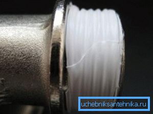 FUM bandı üzerindeki iplik yarası FUM bandı üzerindeki iplik yarası