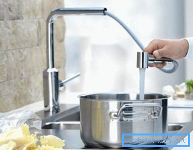 Bir çek-dışarı borulu su ile tava doldurma Bir çek-dışarı borulu su ile tava doldurma