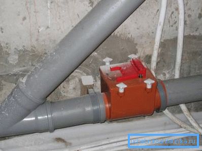 Sistemde 110 mm'lik drenaj boruları için harici çekvalf Sistemde 110 mm'lik drenaj boruları için harici çekvalf