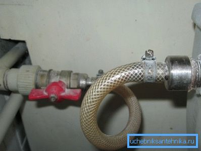 Fabrika tedarik boruları ile birlikte geleneksel bağlantı parçaları üzerinde güçlendirilmiş hortumlar kullanılır.