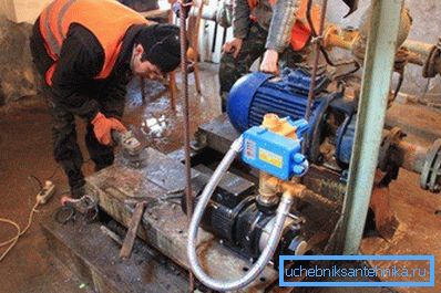 Fotoğraftaki pompa ayrı bir temel üzerine kuruludur. Fotoğraftaki pompa ayrı bir temel üzerine kuruludur.