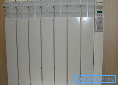 Bir kontrol cihazı ile donatılmış ve sisteme bağlı olmayan duvara monte elektrikli radyatör Bir kontrol cihazı ile donatılmış ve sisteme bağlı olmayan duvara monte elektrikli radyatör