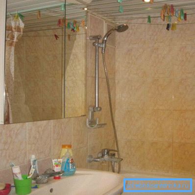 Yansıtıcı kapılar ile duvar dolabı. Yansıtıcı kapılar ile duvar dolabı.