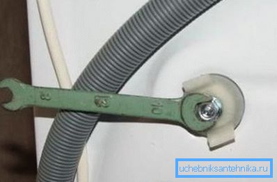Nakliye cıvatalarını çıkarmayı unutmayın. Nakliye cıvatalarını çıkarmayı unutmayın.