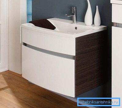 Küçük asılı lavabo. Küçük asılı lavabo.