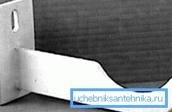 Küçük, ilk bakışta, dökme demir ürünleri için kancalar çelik ankrajlarla duvara sabitlenir Küçük, ilk bakışta, dökme demir ürünleri için kancalar çelik ankrajlarla duvara sabitlenir