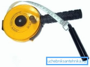 Bir mezura üzerine monte edilen küçük bir ağırlık, kuyu derinliğinin ölçülmesine yardımcı olacaktır ve ıslak yerlerin konumu ile akifer oluşumunun seviyesini gösterecektir. Bir mezura üzerine monte edilen küçük bir ağırlık, kuyu derinliğinin ölçülmesine yardımcı olacaktır ve ıslak yerlerin konumu ile akifer oluşumunun seviyesini gösterecektir.