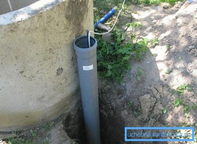 Bazı ustalar, yapının hemen yanında bir musluk yapmak veya elektrik besleme telleri için bir boru oluşturmayı tercih ederler. Bazı ustalar, yapının hemen yanında bir musluk yapmak veya elektrik besleme telleri için bir boru oluşturmayı tercih ederler.