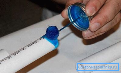 Bazı yapıştırıcı üreticileri, ürünlerini çalışmak için rahat olan özel mini fırçalarla satarlar. Bazı yapıştırıcı üreticileri, ürünlerini çalışmak için rahat olan özel mini fırçalarla satarlar.