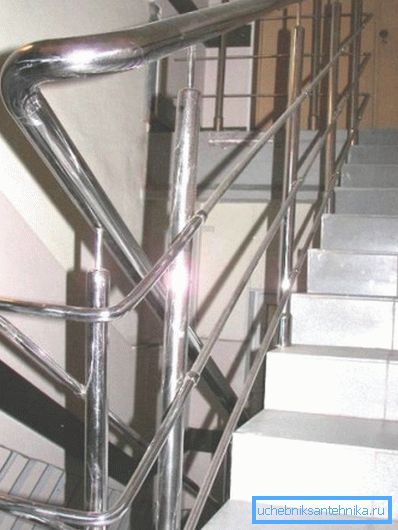 Paslanmaz çelikten yapılmış benzer ürünlerden bazıları, iç eşyaları veya dekoratif eşyalar oluşturmak için mükemmeldir. Paslanmaz çelikten yapılmış benzer ürünlerden bazıları, iç eşyaları veya dekoratif eşyalar oluşturmak için mükemmeldir.
