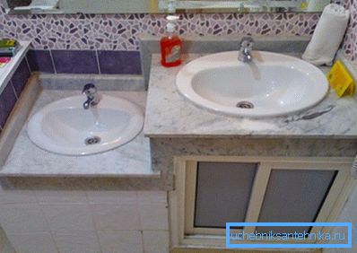 Bazı apartman daireleri veya özel konut sahipleri farklı seviyelerde iki lavabo kurmayı tercih ederler, böylece bir tanesi çocuk tarafından kullanılabilir. Bazı apartman daireleri veya özel konut sahipleri farklı seviyelerde iki lavabo kurmayı tercih ederler, böylece bir tanesi çocuk tarafından kullanılabilir.