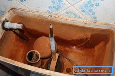 Sarnıcın yanlış çalışması, sahibi için büyük bir baş ağrısının kaynağıdır. Sarnıcın yanlış çalışması, sahibi için büyük bir baş ağrısının kaynağıdır.