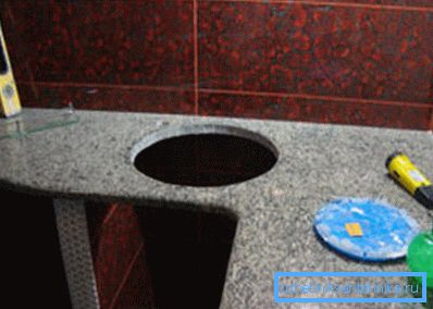 Mutfakta yuvarlak bir lavabo altında niş. Mutfakta yuvarlak bir lavabo altında niş.