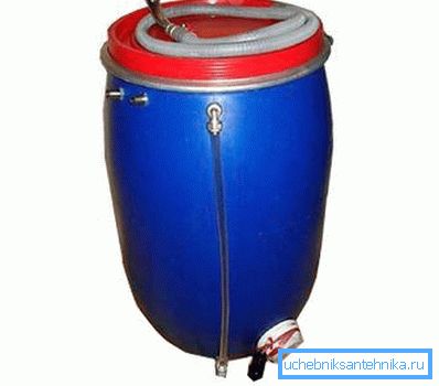 Plastik duş tankında ısıtma elemanlarının daha düşük montajı Plastik duş tankında ısıtma elemanlarının daha düşük montajı