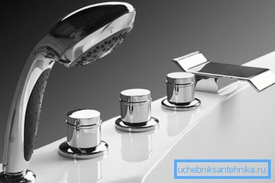 Know-how ergonomi - gemide musluklu bir banyo Know-how ergonomi - gemide musluklu bir banyo