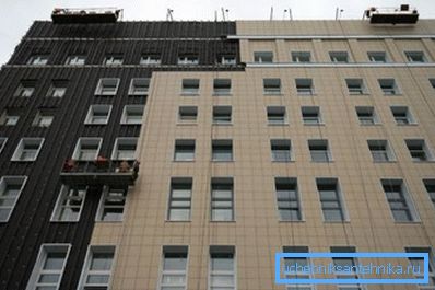 Yeni evler, cephelerin zorunlu hava şartları ile inşa edilir. Yeni evler, cephelerin zorunlu hava şartları ile inşa edilir.
