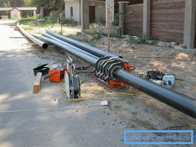 Polietilen boruların kesilmesi ve mühürlenmesi için donatım.