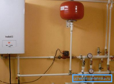 Polipropilen borularla ısıtma için bir elektrikli kazanın bağlanması