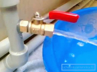 Vinçlerin işlevlerinden biri, soğutucuyu doldurmak ve boşaltmaktır. Vinçlerin işlevlerinden biri, soğutucuyu doldurmak ve boşaltmaktır.