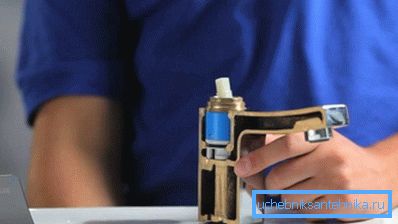 Kesimde tek kollu karıştırıcı. Kesimde tek kollu karıştırıcı.