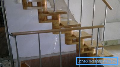 Krom borulardan yapılmış merdivenler iç kısımlarına ergonomik olarak oturtulur Krom borulardan yapılmış merdivenler iç kısımlarına ergonomik olarak oturtulur