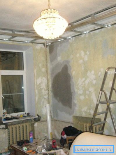 Pencerenin açılması, Stalinist yapı evlerinde duvarların kalınlığını tahmin etmeyi sağlar.