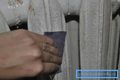 Dökme demir radyatörlerin boyanması, bir hazırlık aşaması gerektirir, ürün, kaplama öncesinde zımpara kağıdı ile dikkatlice “cilalanmalıdır”. Dökme demir radyatörlerin boyanması, bir hazırlık aşaması gerektirir, ürün, kaplama öncesinde zımpara kağıdı ile dikkatlice “cilalanmalıdır”.