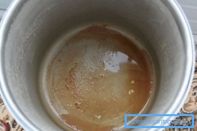 Kepçenin altındaki çökelti aşırı demir belirtisidir. Kepçenin altındaki çökelti aşırı demir belirtisidir.