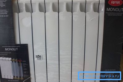 Yerli bimetalik radyatör Rifar Monolith. Çalışma basıncı - 100 atmosfer.