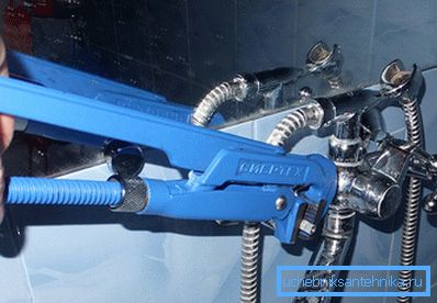 Mikserin kaplamasına zarar vermemek için musluğu çok dikkatli bir şekilde kapatmak gerekir. Mikserin kaplamasına zarar vermemek için musluğu çok dikkatli bir şekilde kapatmak gerekir.