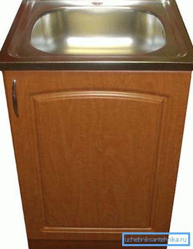 Lavabo sadece üstüne monte edildiğinde mükemmel bir seçenek, daha sonra kabinin büyüklüğü lavabo boyutlarıyla aynı olacaktır.