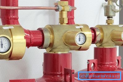 Evin her biri kendi şanzımanına sahip çeşitli taşıyıcılar tarafından şişelenmiş gazla ısıtılması Evin her biri kendi şanzımanına sahip çeşitli taşıyıcılar tarafından şişelenmiş gazla ısıtılması