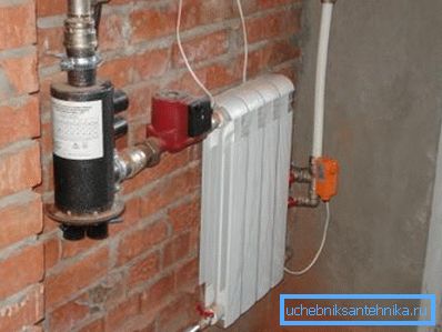 Garajın elektrot tipi bir elektrik kazanı ile ısıtılması Garajın elektrot tipi bir elektrik kazanı ile ısıtılması