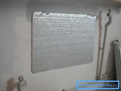 Reflektör doğrudan radyatör tutucularının altına yapıştırılır. Reflektör doğrudan radyatör tutucularının altına yapıştırılır.