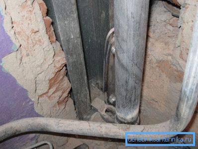 Eski evde su kaynağı galvanizli raflar. Eski evde su kaynağı galvanizli raflar.